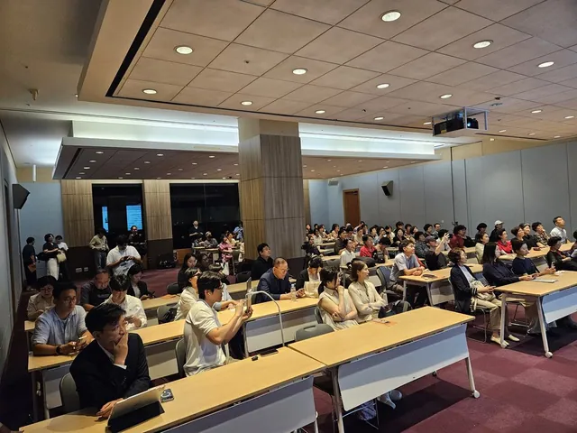 컨퍼런스 객석 만석 청중 전경