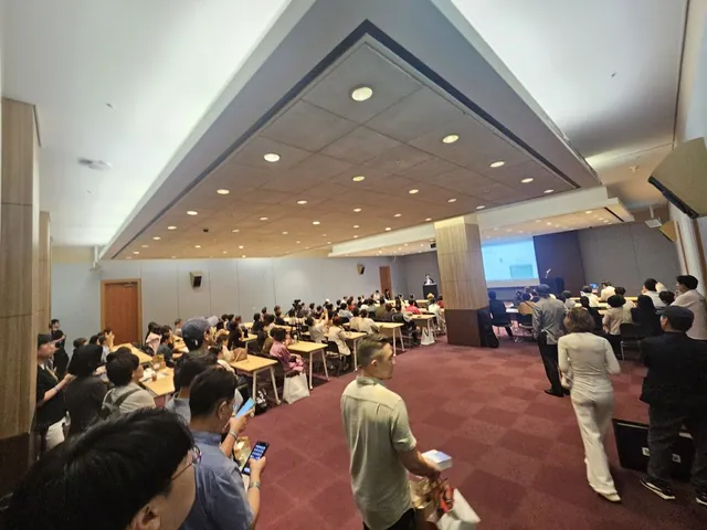 세션장 활기(관람객 이동·광각 왜곡)