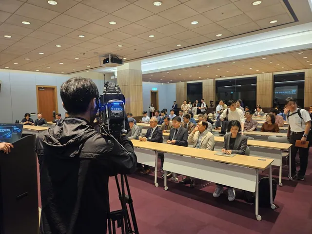 한국경제TV 취재 카메라와 개막식 참석 내빈